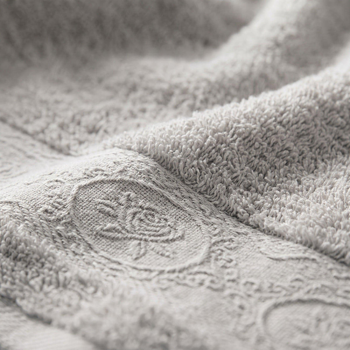Linoa 650 Fakhm Luxe in grey 100% cotton towel, macro close-up of the cotton pile