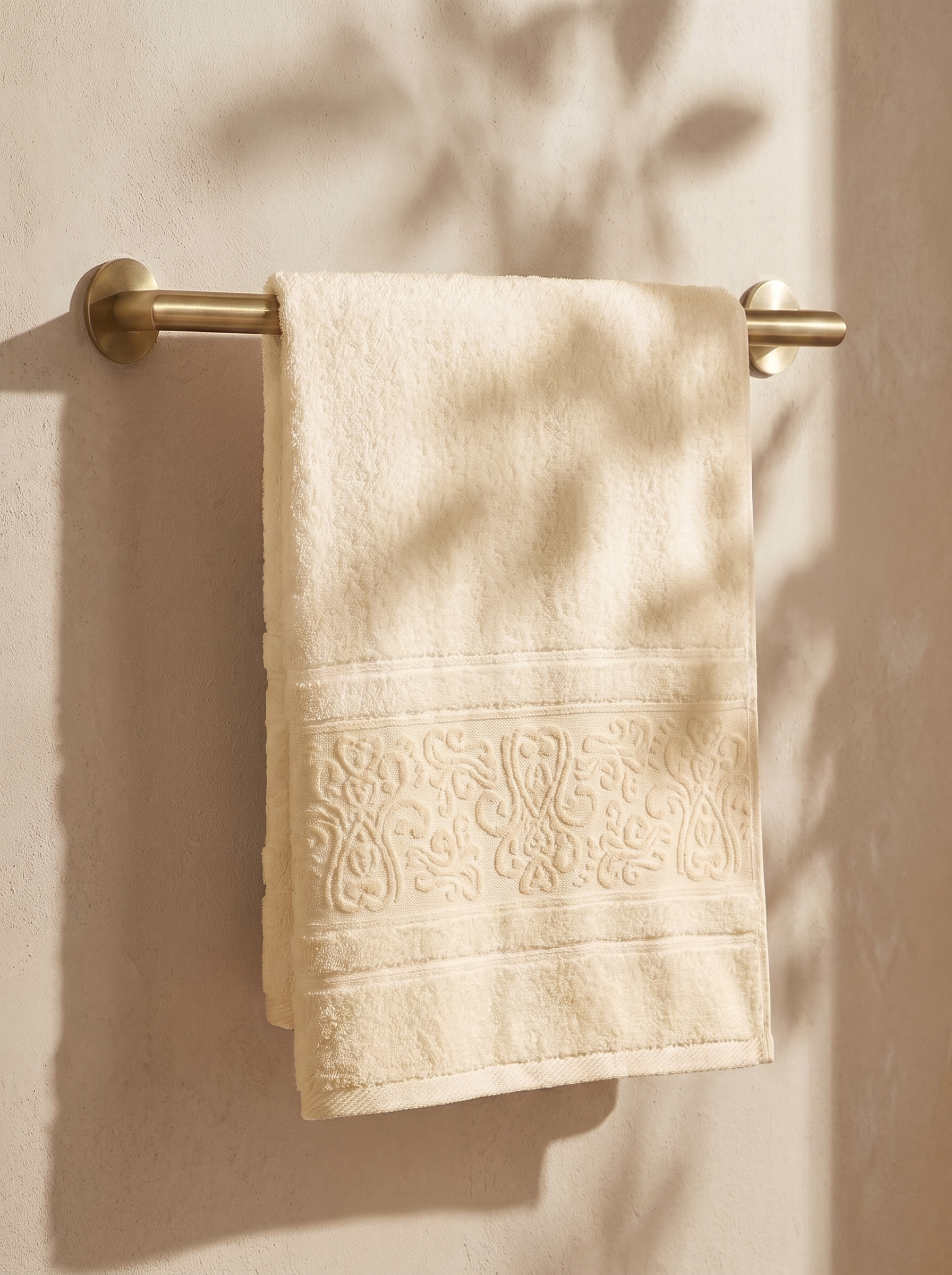 Linoa 450 Hudoo in off-white 100% cotton towel, draped over a rail