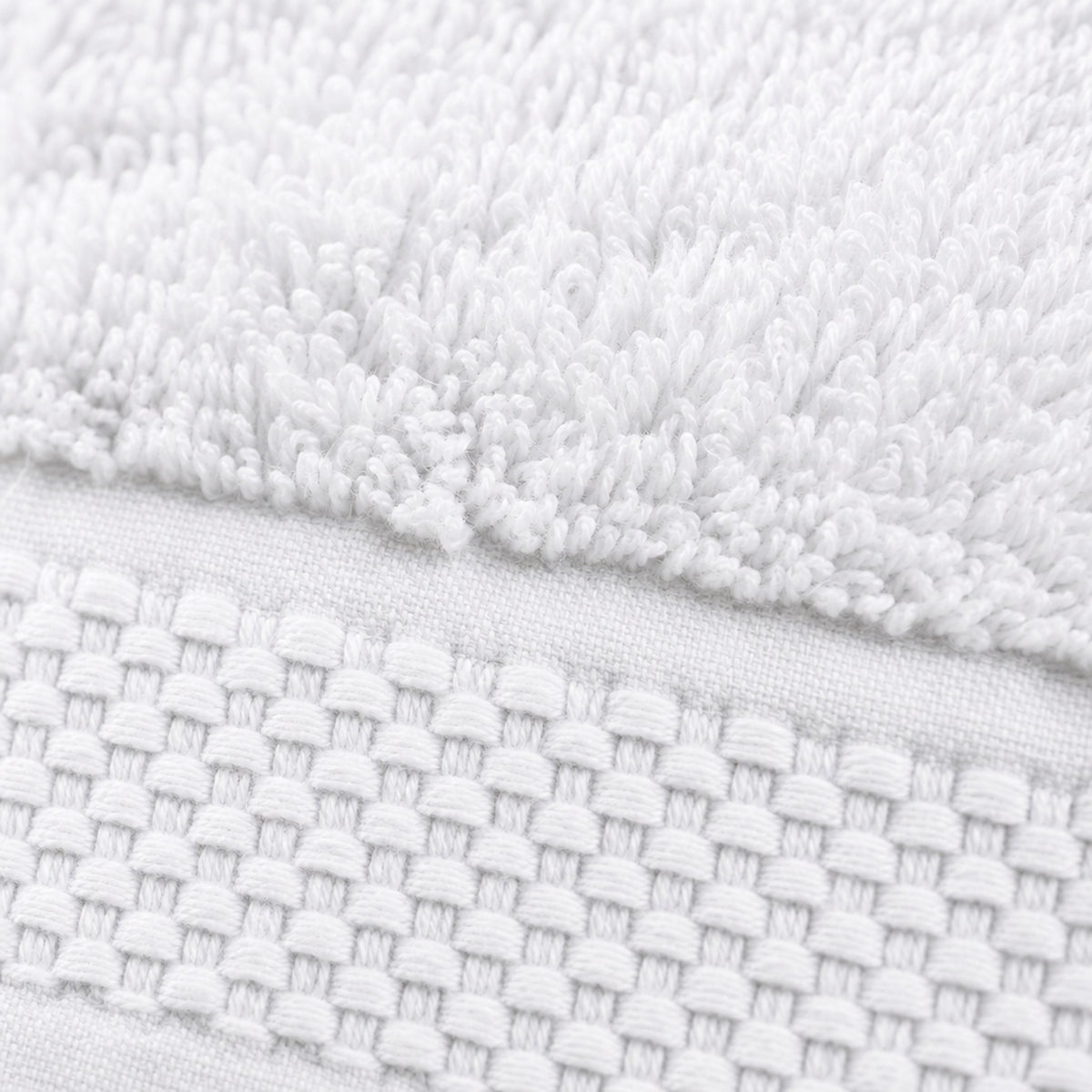 Linoa 550 Naeem in white 100% cotton towel, macro close-up of the cotton pile