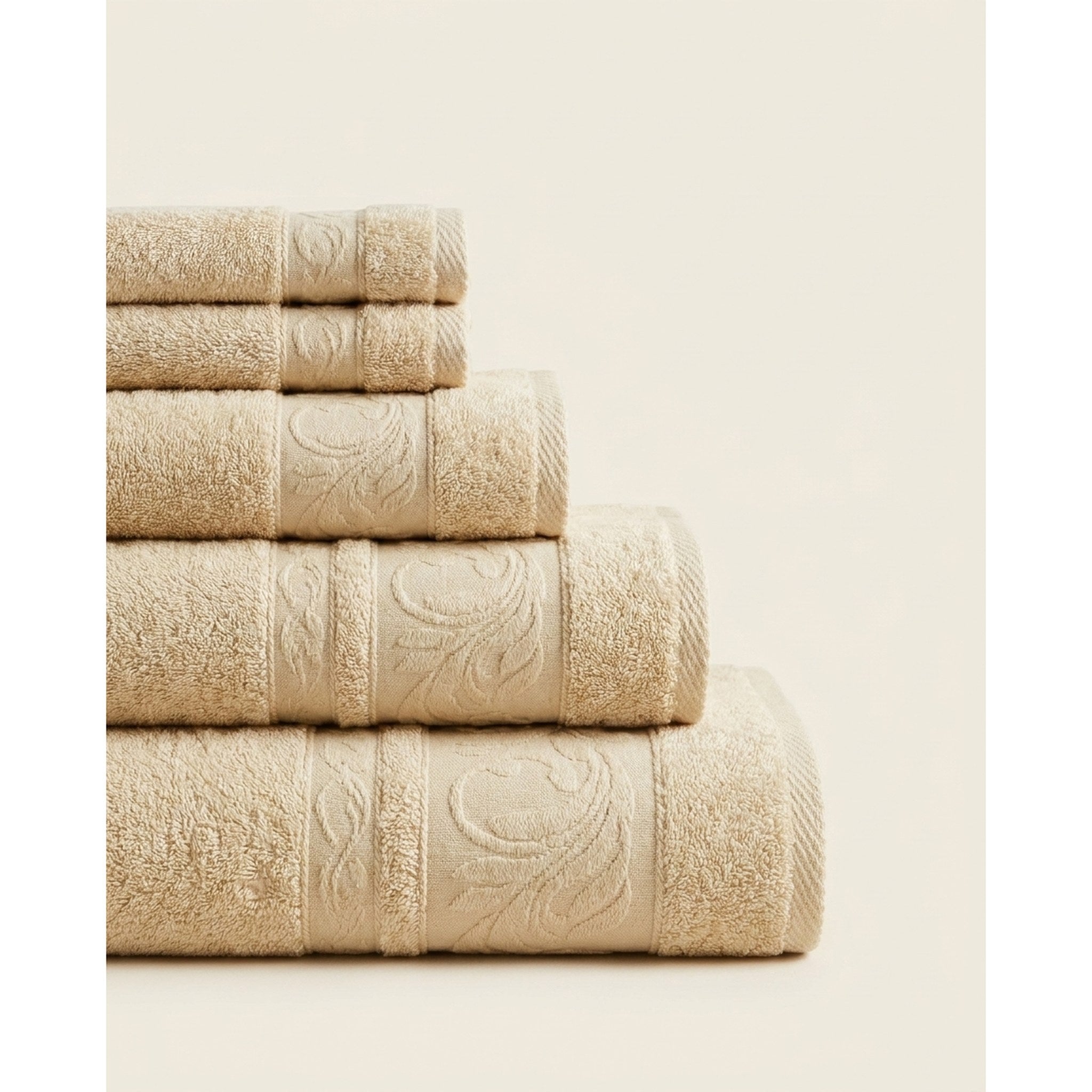 Linoa Reesha 550 GSM feather-soft cotton towel, folded stack