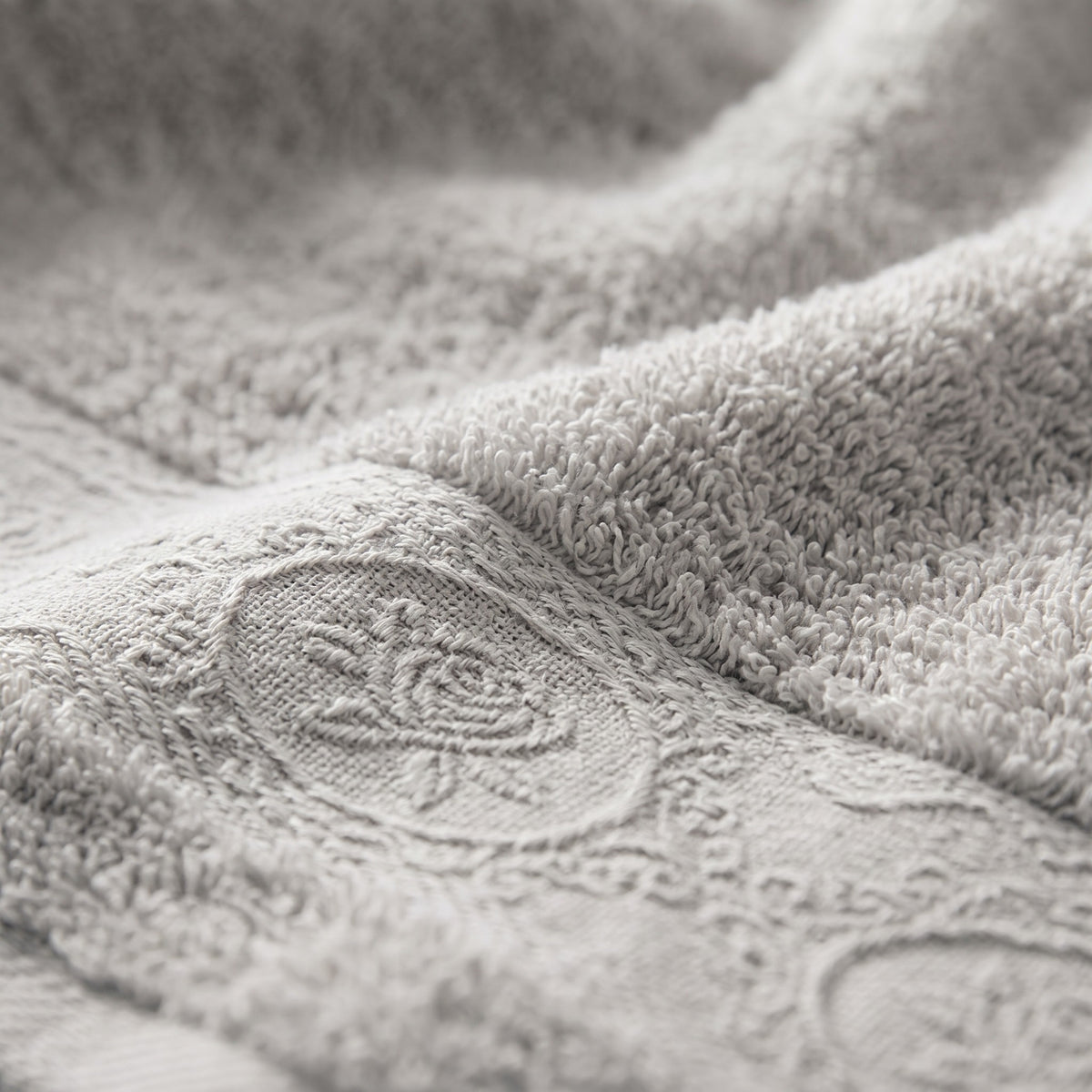 Linoa 650 Fakhm Luxe in grey 100% cotton towel, macro close-up of the cotton pile