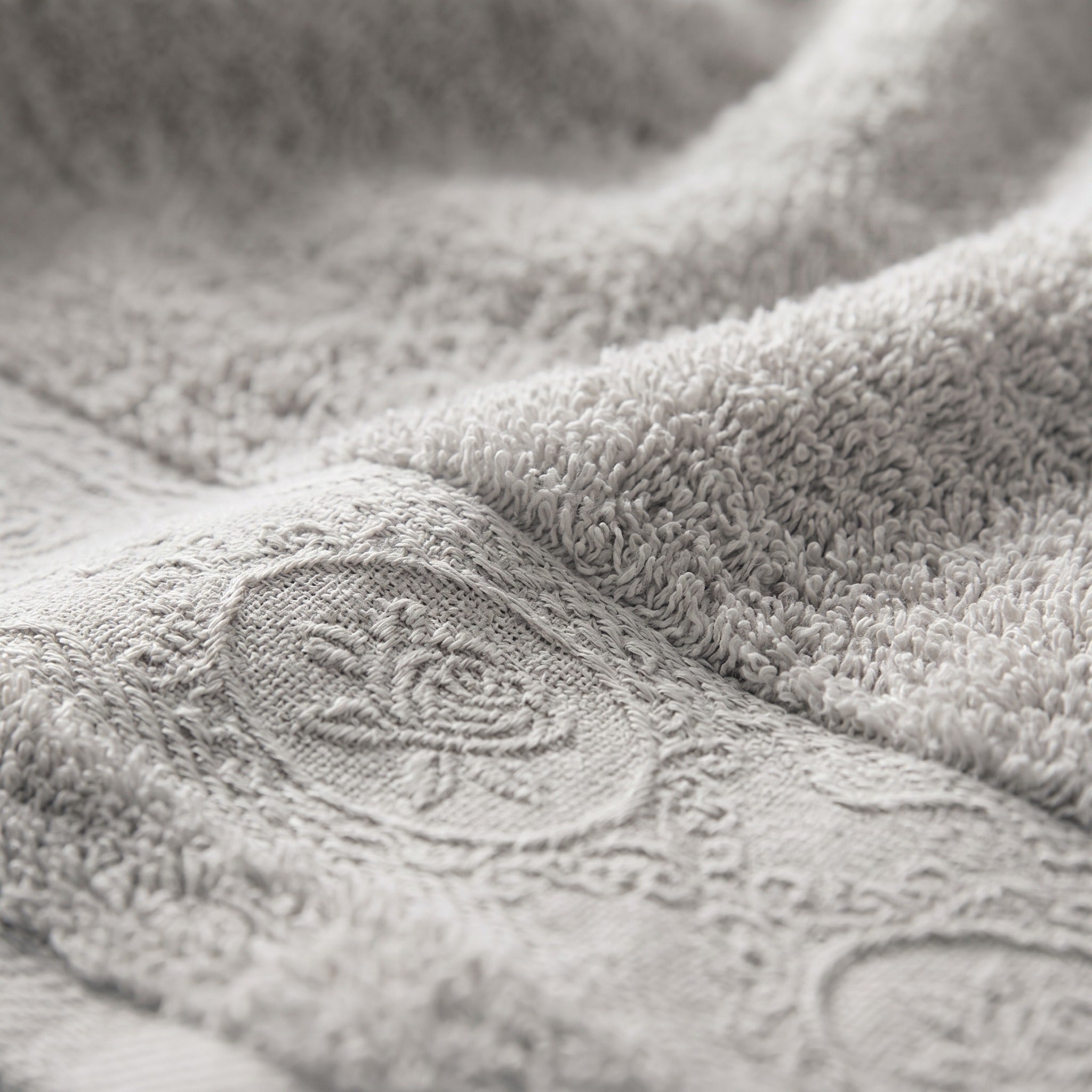 Linoa 650 Fakhm Luxe in grey 100% cotton towel, macro close-up of the cotton pile