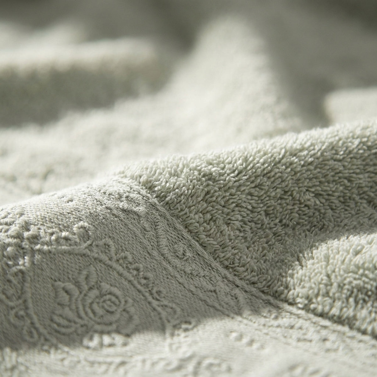 Linoa 650 Fakhm Luxe in sage green 100% cotton towel, macro close-up of the cotton pile