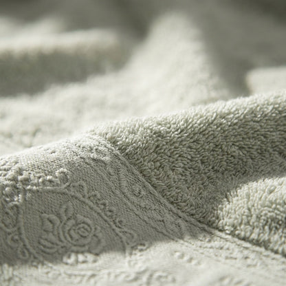 Linoa 650 Fakhm Luxe in sage green 100% cotton towel, macro close-up of the cotton pile
