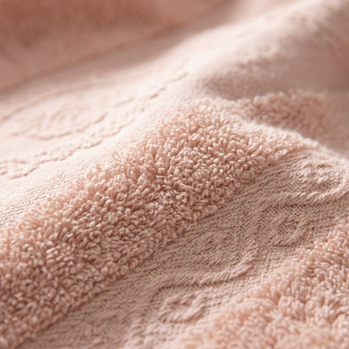 Linoa 650 Fakhm Luxe in blush pink 100% cotton towel, macro close-up of the cotton pile