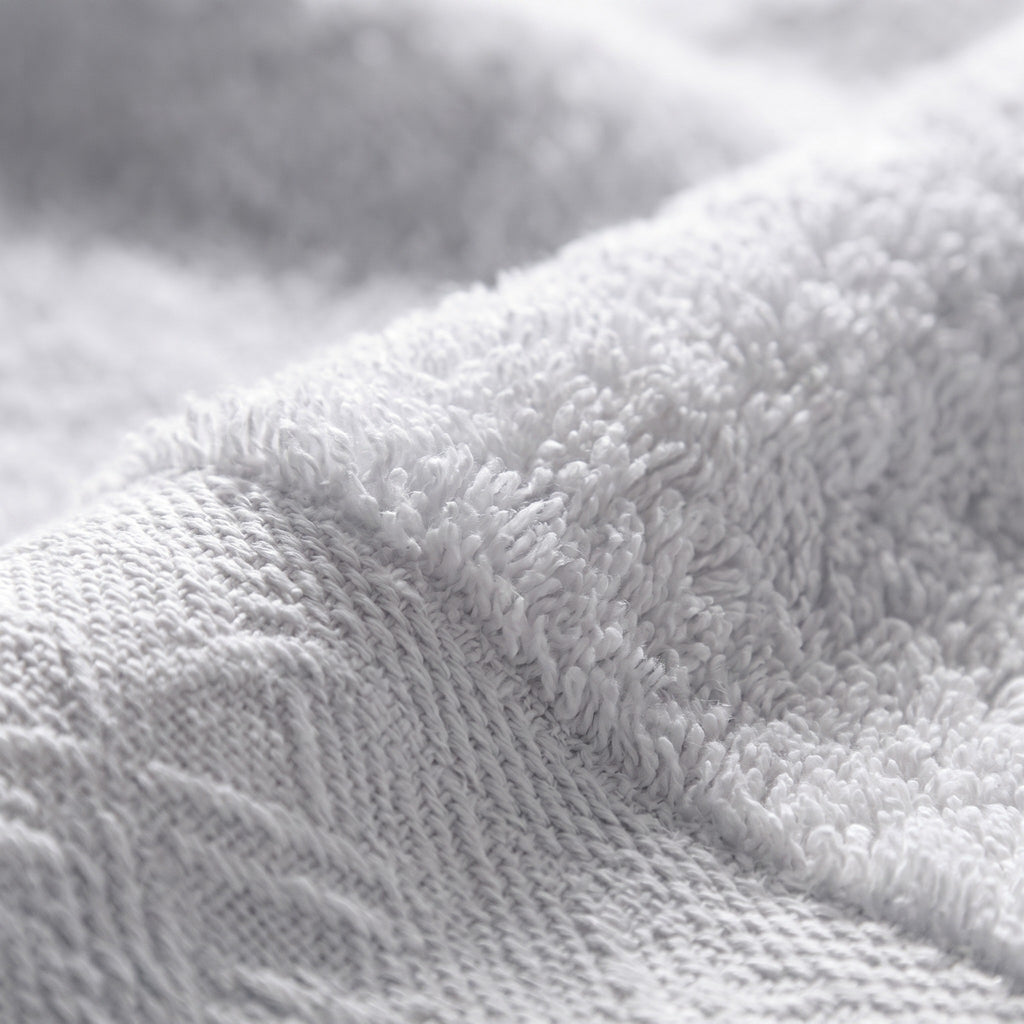 Linoa 650 Fakhm Luxe in white 100% cotton towel, macro close-up of the cotton pile