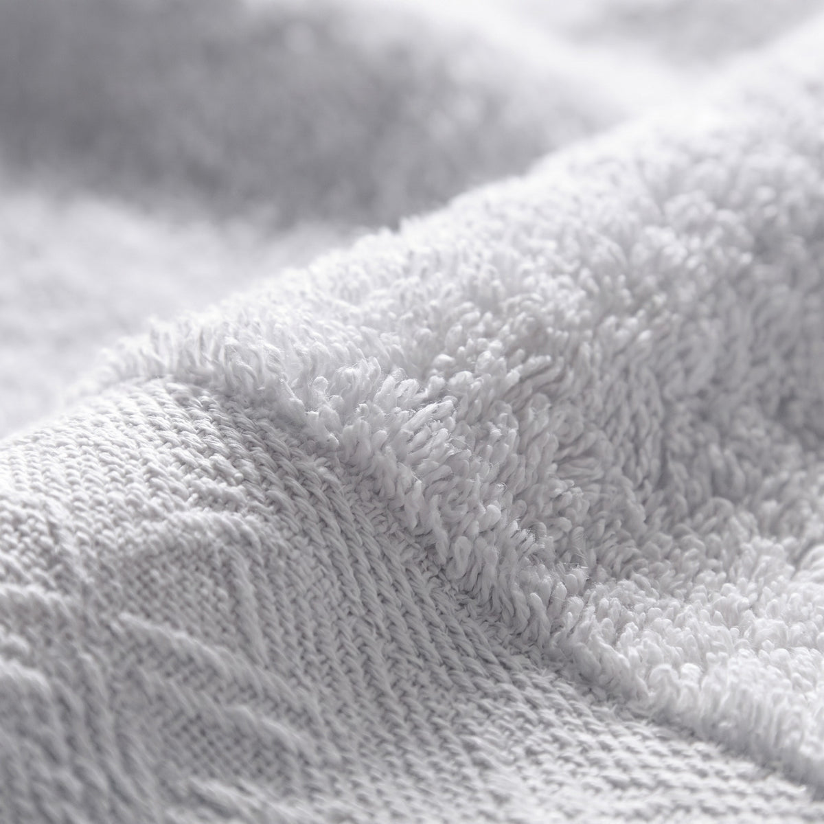 Linoa 650 Fakhm Luxe in white 100% cotton towel, macro close-up of the cotton pile