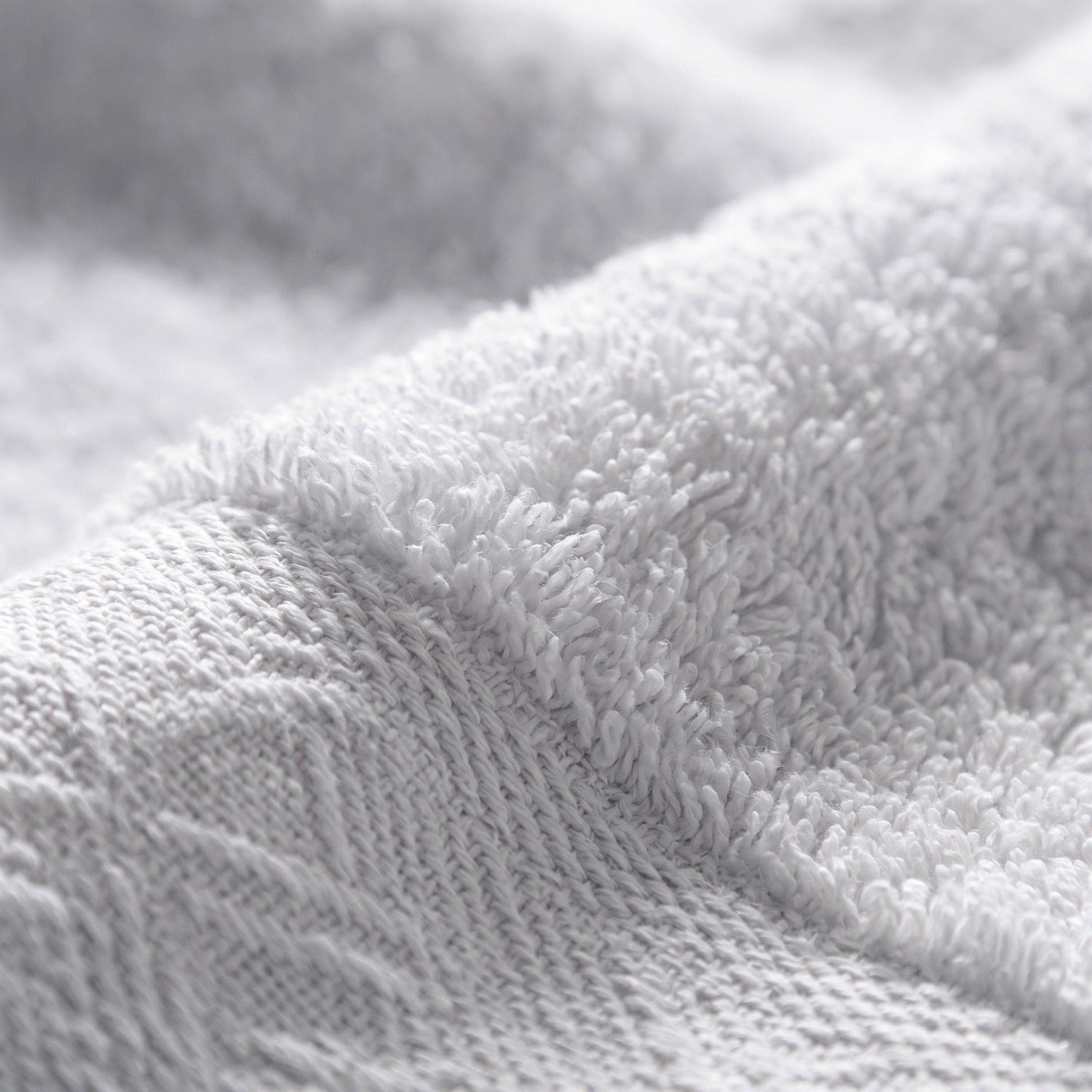 Linoa 650 Fakhm Luxe in white 100% cotton towel, macro close-up of the cotton pile