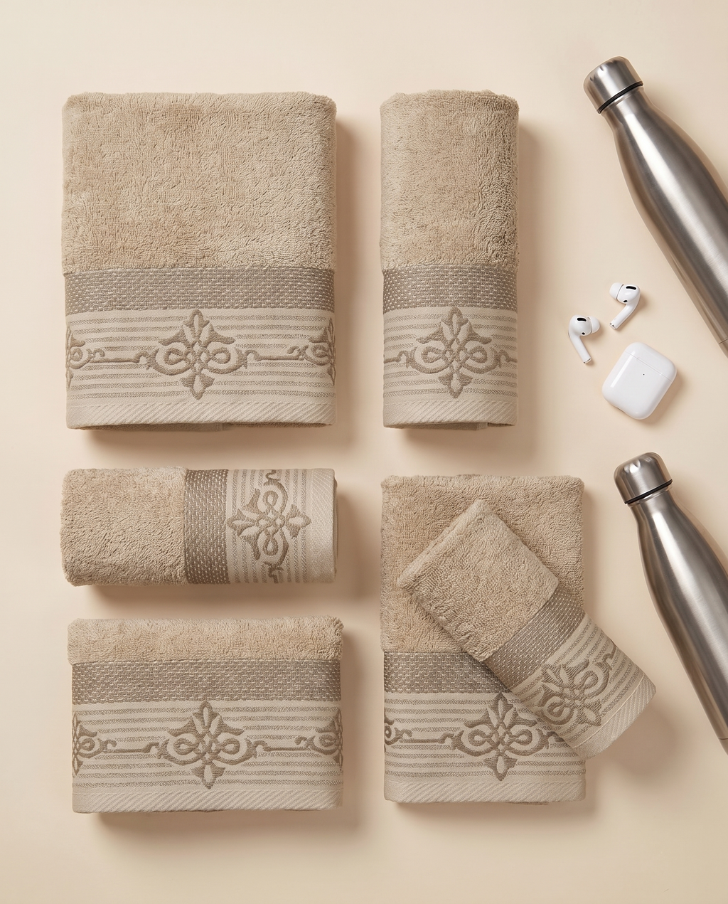 Linoa Gym Raha towel set, Sand colourway, flatlay shot